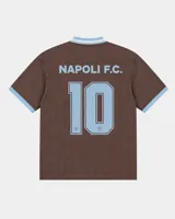 Camiseta de fútbol color marrón con cuello en V y detalles en celeste, inspirada en el Napoli F.C., con diseño de mangas cortas y sponsors impresos en el frente.