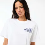 Camiseta blanca de manga corta con cuello redondo y corte estándar. Presenta un estampado pequeño en el pecho con el texto 'Cute Trouble Stitch 626' y una ilustración del personaje Stitch.
