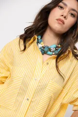 Collar corto con piedras y cuentas en tonos turquesa, azul, amarillo y beige de formas irregulares.