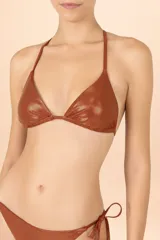 Top de bikini estilo triángulo con acabado metalizado y textura sutil. Cuenta con tiras ajustables para atar al cuello y en la espalda, decoradas con terminales metálicas.