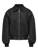 Campera de efecto cuero con cierre frontal, cuello camisero, mangas largas abullonadas con puños acanalados y diseño de paneles verticales.