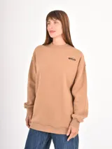 Buzo de cuello redondo en color gris oscuro, con corte holgado y mangas largas con puños elásticos. Presenta un pequeño bordado en el pecho con la palabra 'Cupid' y un corazón.