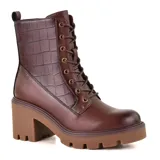 Bota de caña media color marrón con cordones y cierre lateral. La parte superior de la caña es de cuero con textura de cocodrilo. Tiene suela track color caramelo y taco cuadrado.