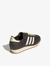 Championes Adidas SL 72 OG modelo para mujer, con diseño de perfil bajo y capellada de cuero con textura efecto piel de serpiente en color marrón oscuro. Presenta las tres tiras laterales en tono blanco, cordones amarillos claros y suela dentada de goma.