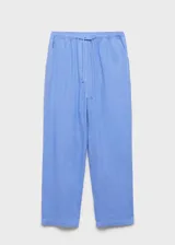 Pantalón de corte recto confeccionado en mezcla de lino y algodón, con cintura elástica y lazo ajustable. Presenta tiro medio y diseño largo.