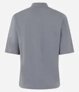 Remera de algodón color celeste con cuello alto y mangas cortas.