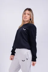 Buzo negro de algodón de corte clásico con cuello redondo y mangas largas. Tiene un pequeño logo bordado en el pecho.