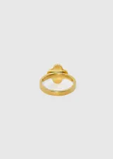Anillo dorado de acero quirúrgico hipoalergénico con forma de trébol de cuatro hojas labrado.