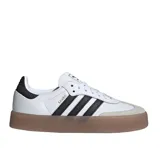 Championes Adidas Sambae W, color blanco con detalles en negro y suela marrón.