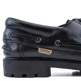 Zapato náutico de cuero color marrón con cordones, detalle de costuras en contraste y suela de goma.
