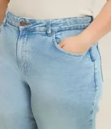 Pantalón de jean de tiro alto, color celeste claro con efecto degradado (más claro en el centro de los muslos). Corte wide leg, ancho desde la cadera hasta el tobillo.