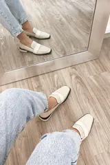 Mocasín color crema con textura símil piel de reptil, capellada, forro y plantilla 100% de cuero.