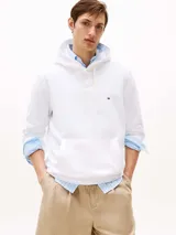 Buzo con capucha de corte clásico, color blanco, con bolsillo tipo canguro frontal y logo de la marca bordado en el pecho. Presenta puños y dobladillo acanalados.