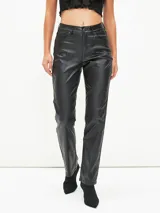Pantalón recto de cuerina color negro, de tiro alto con bolsillos clásicos y cierre frontal con botón y cremallera.