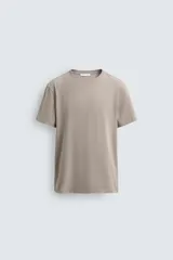 Camiseta de corte ajustado confeccionada en tejido de algodón con elasticidad, cuello redondo y manga corta.