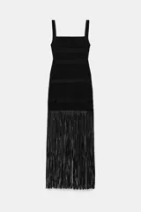 Vestido largo entallado negro con escote cuadrado, tirantes anchos y bajo acabado en flecos largos a tono.