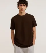 Remera masculina de manga corta, cuello redondo y color marrón oscuro, confeccionada en tejido acanalado de poliéster y algodón.