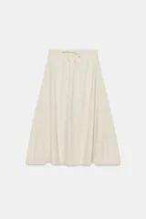Pantalón de tiro medio confeccionado en nylon, con cintura elástica ajustable mediante cordones. Presenta bolsillos de plastrón en el delantero y bajo con acabado elástico.