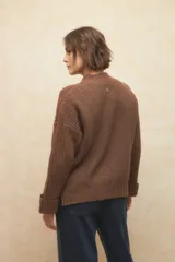 Polera de tejido de punto acanalado color marrón, con cuello alto y mangas largas con puños doblados.