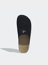 Zuecos Adidas Adimule de color negro, confeccionados con capellada de ante y suela de corcho genuino.