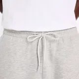 Pantalon de jogging New Balance de corte holgado, confeccionado en tejido fleece color gris melange. Cuenta con cintura elástica con cordón de ajuste y bolsillos laterales.