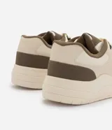 Championes de hombre Renner modelo Street, color beige con detalles en marrón y negro. Presentan un diseño robusto con suela voluminosa, recortes texturizados y cierre de cordones.