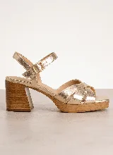 Sandalias de cuero dorado con tiras cruzadas en la parte delantera, tira ajustable con hebilla al tobillo, plataforma y taco ancho efecto madera.
