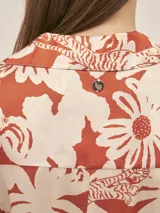 Vestido largo estilo camisero confeccionado en seda viscosa con estampado abstracto en blanco y negro. Cuenta con botones nacarados, bolsillos laterales, lazo para ajustar en la cintura y aberturas laterales.