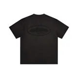 Remera Corteiz Island Knockout de color negro, corte regular fit, cuello redondo, manga corta y diseño liso con estampa tonal en el pecho y en la espalda.