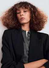 Blazer de corte recto y diseño clásico, con cuello de solapa con muesca, cierre frontal de un botón, mangas largas con puños abotonados, bolsillo de ribete en el pecho y dos bolsillos laterales con solapa.