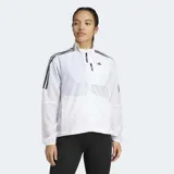 Campera de running Adidas blanca con cierre frontal, cuello alto y tres rayas negras en los hombros. Cuenta con bolsillos con cierre, dobladillo ajustable y es plegable con tira para transportar.