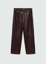 Pantalon tipo jogger de cuero sintético color marrón oscuro, con cintura elástica y cordón ajustable. Presenta un corte recto y diseño crop.