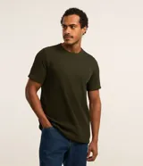 Remera de media malla verde militar con cuello redondo y mangas cortas, de corte clásico.