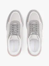 Zapatillas Tommy Hilfiger de mujer, color gris con detalles en rosa y blanco. Confeccionadas en poliéster con paneles de malla y logo TH en la lengüeta y lateral.