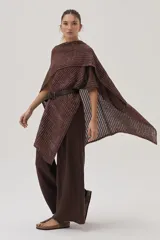 Ruana tejida con detalle de lurex, de diseño abierto y sin mangas, con escote en V profundo y ajuste mediante cinturón en la cintura.