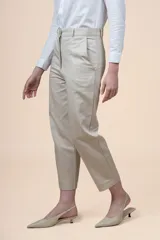 Pantalón de tiro alto con pierna recta y largo al tobillo, color beige, confeccionado en mezcla de algodón y tencel.