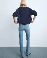 Jeans de denim azul claro con tiro medio y botamanga sin costura, de corte recto.