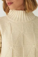 Buzo de tejido de punto industrial color marrón oscuro, con cuello medio y diseño de bloques cuadrados en relieve.