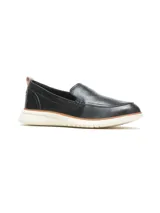 Mocasín tipo slip-on de cuero negro con acabado ligeramente brillante, suela de goma blanca con detalle de línea color tostado y tirador en el talón.