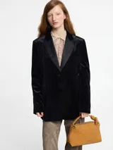 Blazer negro de terciopelo con solapa de satén y cierre con dos botones.