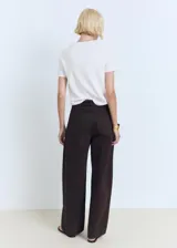 Camiseta básica de algodón regenerativo color blanco, con cuello en V y manga corta de corte regular fit.