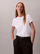Remera Calvin Klein de manga corta color blanco, confeccionada en algodón, con cuello redondo y el logo de la marca en acabado metalizado en el pecho.