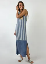 Vestido largo de punto con rayas verticales en tonos celeste y gris.