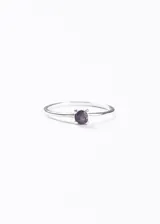 Anillo de plata 925 con una piedra central facetada de amatista de 4mm, engastada con cuatro garras.