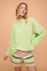 Buzo tejido de algodón con silueta holgada, mangas anchas y cuello bote. Presenta un diseño reversible con efecto vanizado a contratono.