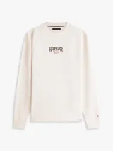 Buzo Tommy Hilfiger de cuello redondo en color blanco, con logo bordado en el pecho.