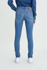 Jeans Levi's modelo 711, de corte skinny y tiro medio. Confeccionados en denim elastizado, presentan un ajuste ceñido en cadera y muslos con pierna ajustada y cierre de bragueta.