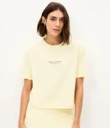 Remera deportiva Get Over de corte boxy y cuello redondo, confeccionada en microfibra liviana de poliamida y elastano. Presenta mangas cortas alargadas y una estampa lettering con la inscripción "Athleisure Collective" en el pecho.