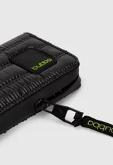 Billetera rectangular de diseño acolchado con textura arrugada, color negro. Cuenta con una correa de muñeca extraíble, cierre perimetral y parche frontal con el logo de la marca en color verde lima.