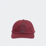 Gorra azul de algodón con logo de la marca bordado en verde en el frente.